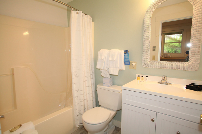 Bathroom 3, Glen Cove Inn & Suites, Knox