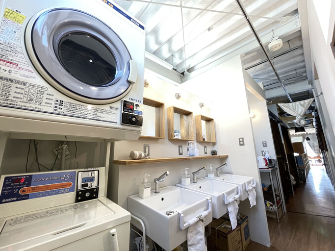 Bathroom 5, Chillulu Coffee & Hostel, Yokohama