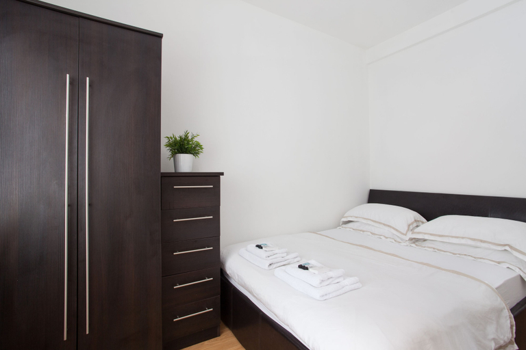 Bedroom 2, Basic Apartment for Two Amazing Location, London