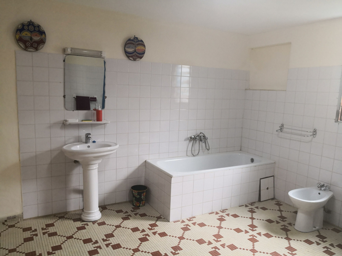 Bathroom, Dans un jardin au centre ville, Mfoundi
