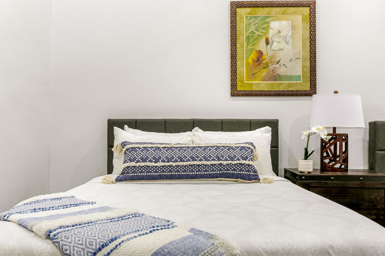 Bedroom 3, Downtown Spacious Suites by Hosteeva, Orleans