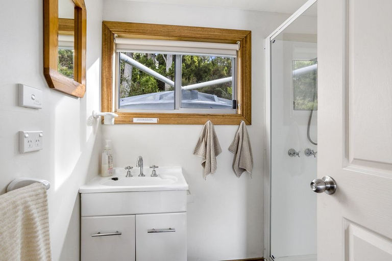 Bathroom, Summertime Beach Cottage, Huon Valley