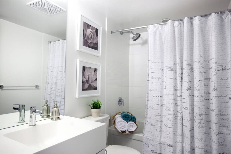 Bathroom, Luxury Open-concept & Lake View, Toronto
