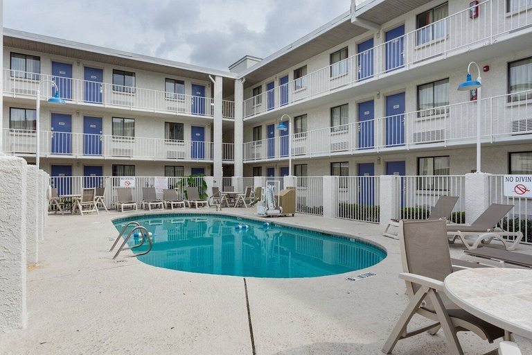Sport & Beauty, Super 6 Inn & Suites Baton Rouge, East Baton Rouge