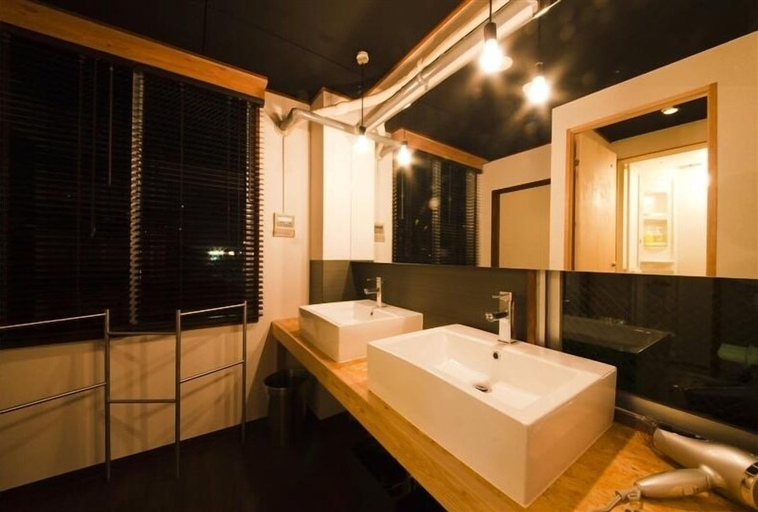 Bathroom 3, Hakata Gofukumachi Hostel Takataniya, Fukuoka