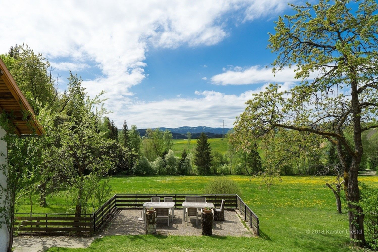 Others 4, Haus am Waldesrand, Regen