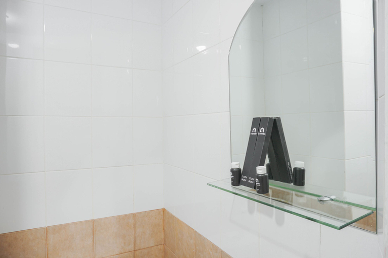 Bathroom 2, Comfy Studio Green Pramuka City Apartment Near Mall, Jakarta Pusat