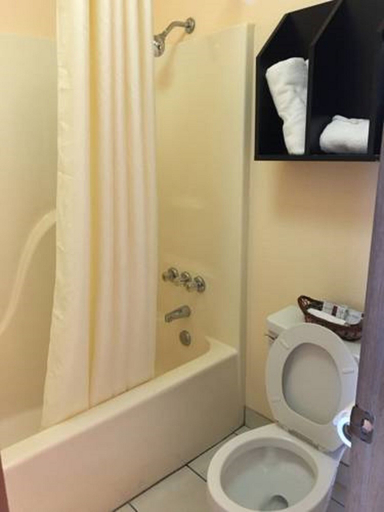 Bathroom 5, Ozark Springs Lodge, Ndola