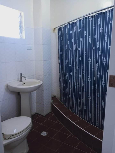 Bathroom 3, Tops Lodging House, San Juan