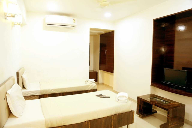 Bedroom 5, Pan Club Hotel, Valsad