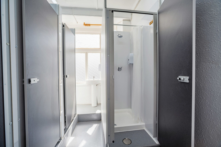 Bathroom 3, Mile End Beds - Hostel, London
