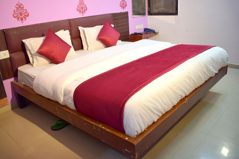 Bedroom 1, Hotel Radhe, Vadodara
