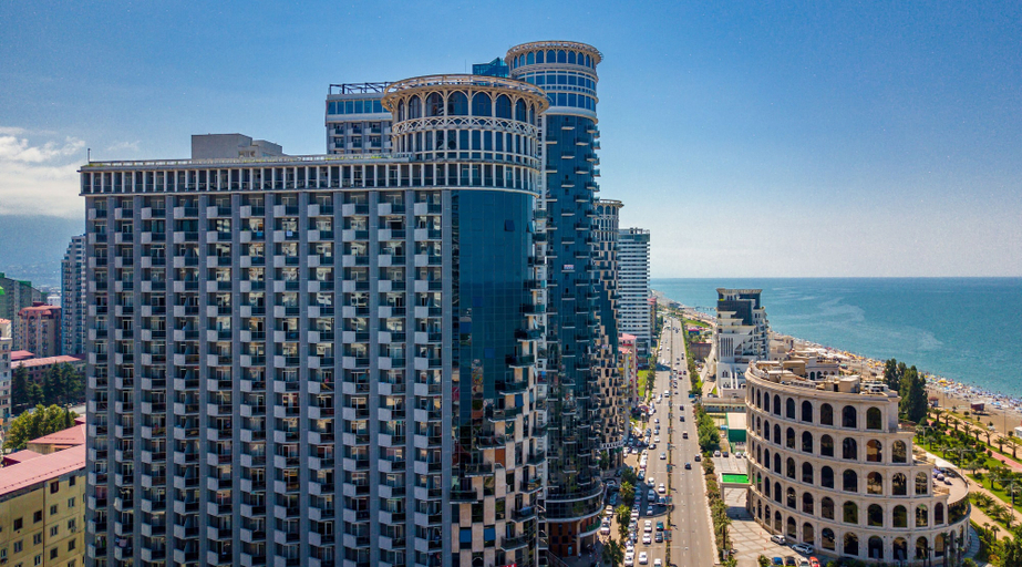 Exterior & Views