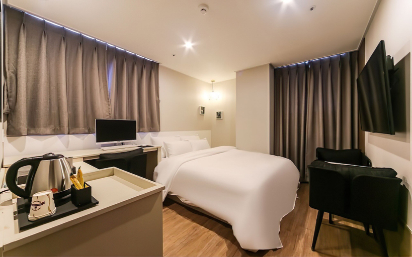 Bedroom 5, Maximum Hotel, Dong