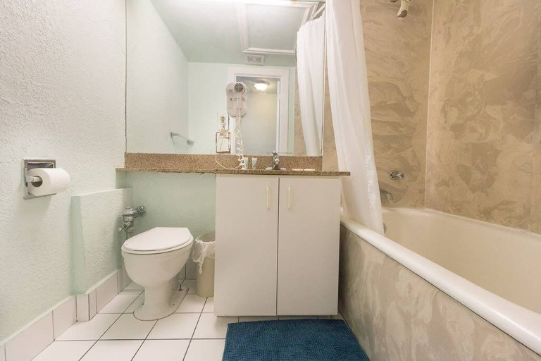 Bathroom, 638 Ocean View Hollywood, Broward