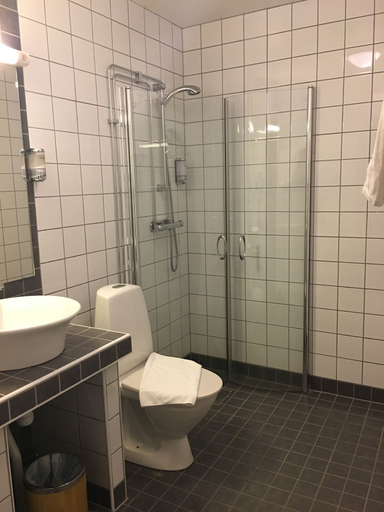 Bathroom 4, Hotel Läckö, Lidköping