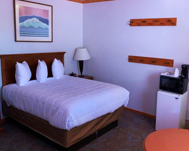 Bedroom 5, Ventura Grand Inn, Mono