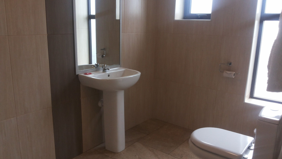 Bathroom 4, DAKS HOTEL KIRINYA, Jinja