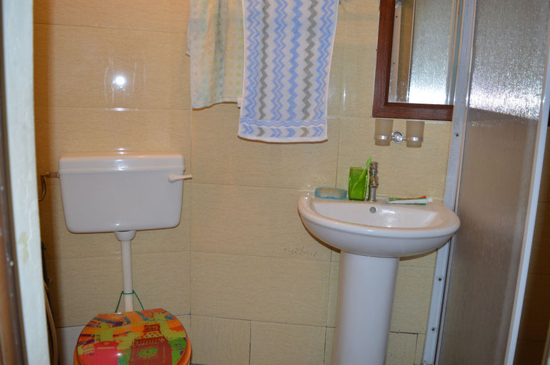 Bathroom 4, Le Bamboo