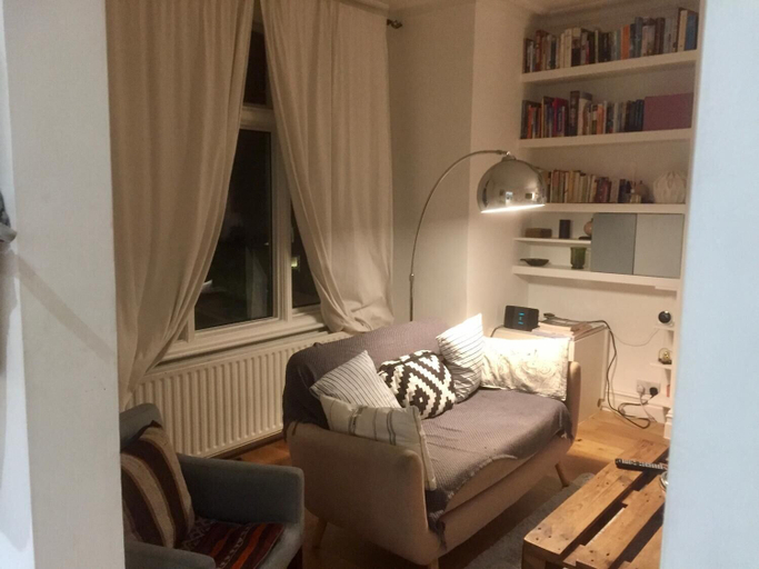 Bedroom 5, Wilde Victorian Room & private Bathroom, London