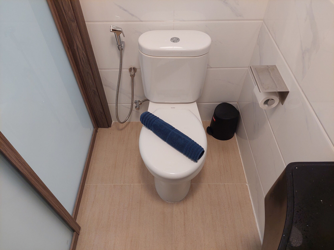 Bathroom 3, Lavish And Comfortable Studio At Sky House Bsd Apartment, South Tangerang