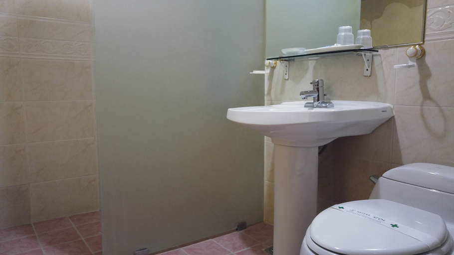 Bathroom 5, Loa Hotel, Nam