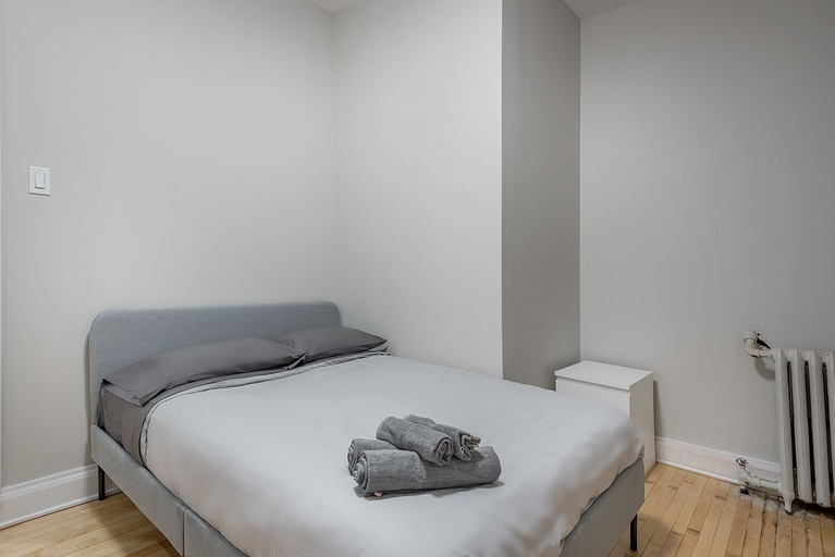 Bedroom 2, Beautiful 5BR in the HEART of Mile-End, Montréal