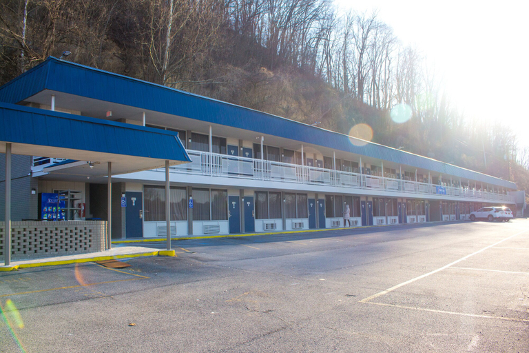 Exterior & Views 2, Motel 6 Chilhowie, VA  I-81, Smyth