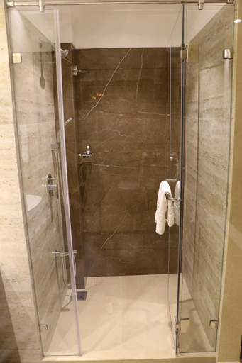 Bathroom 4, Amara Vacanza Grand Inn, North Goa