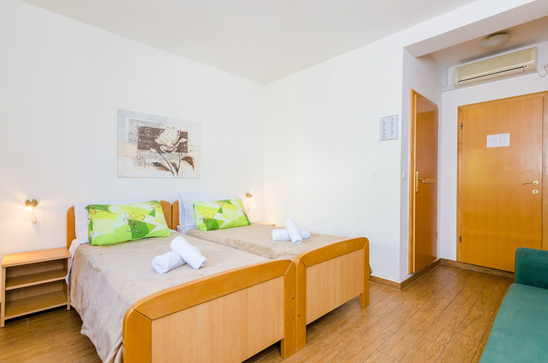 Bedroom 2, Villa Leona V1, Pojezerje
