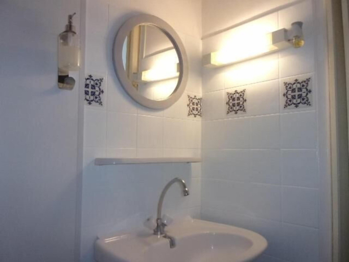 Bathroom 5, Hôtel Le Cerizay, Deux-Sèvres