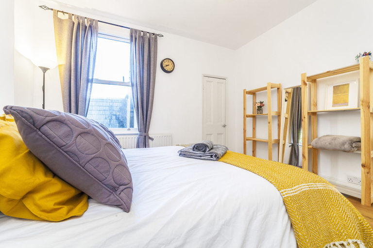 Bedroom 4, Wilde Victorian Room & private Bathroom, London