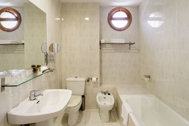 Bathroom 4, Hotel Jakue, Navarra