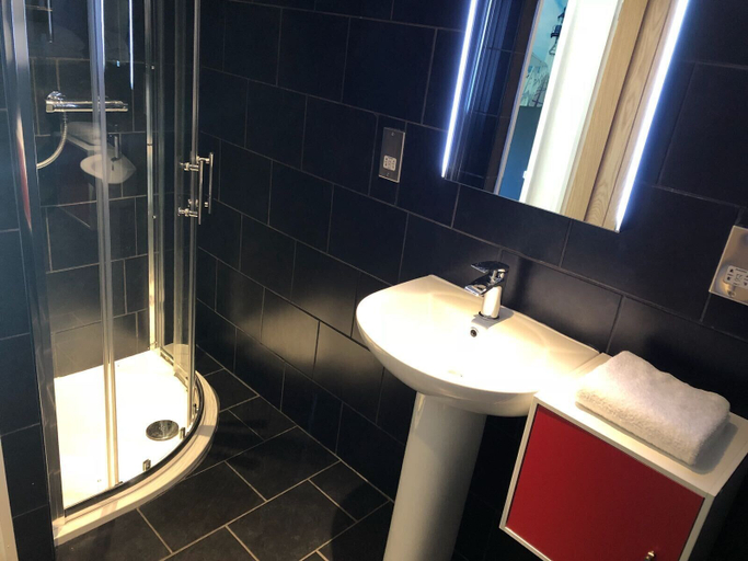 Bathroom 3, Old Fleece Apartments, Gloucestershire