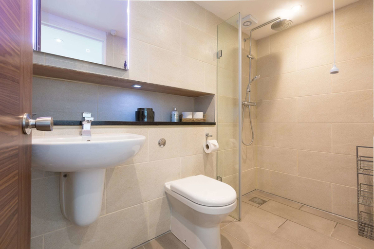 Bathroom, Hepworth Apartment, Cornwall