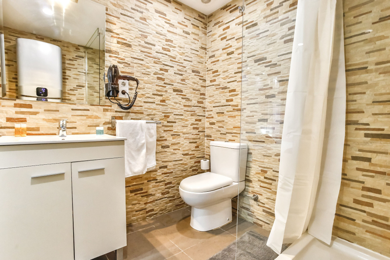 Bathroom 3, Laramond Barcelona Rooms, Barcelona
