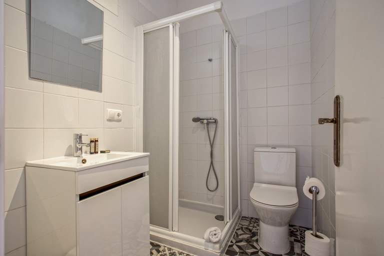 Bathroom, Alfama River View Tailor Made Flat, Lisbon