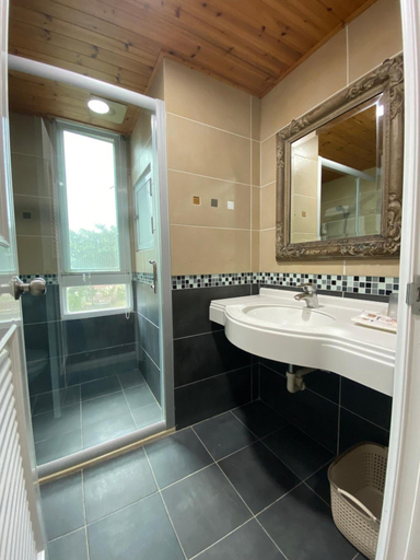 Bathroom 3, MaMaLuLu Hostel, Pingtung