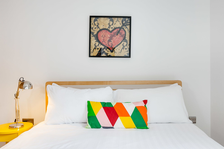 Bedroom 2, The Art Inn, London