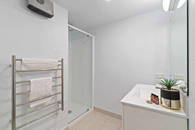 Bathroom 4, LAKESIDE LIVING - MODERN 2-BEDROOM APARTMENT, Queenstown-Lakes