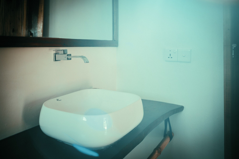 Bathroom 3, Whisky Point Resort, Pothuvil