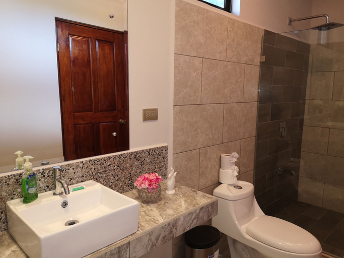 Bathroom 3, Hotel Amira, Hojancha