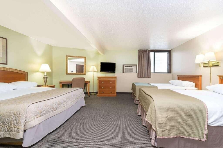 Bedroom 2, Bison Inn and Suites, Cass