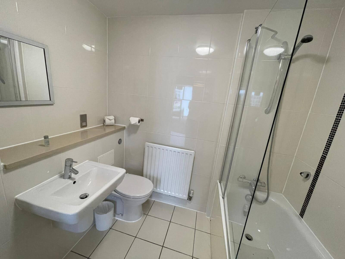 Bathroom 3, Milton Keynes City Center 2 bed, Milton Keynes