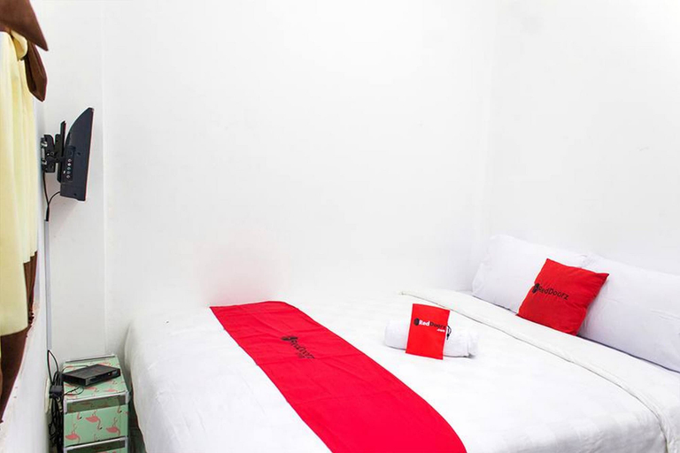 Bedroom 4, RedDoorz @ Galuh Mas, Karawang