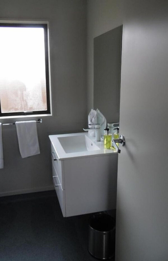 Bathroom 3, Pinewood Motels, Mackenzie
