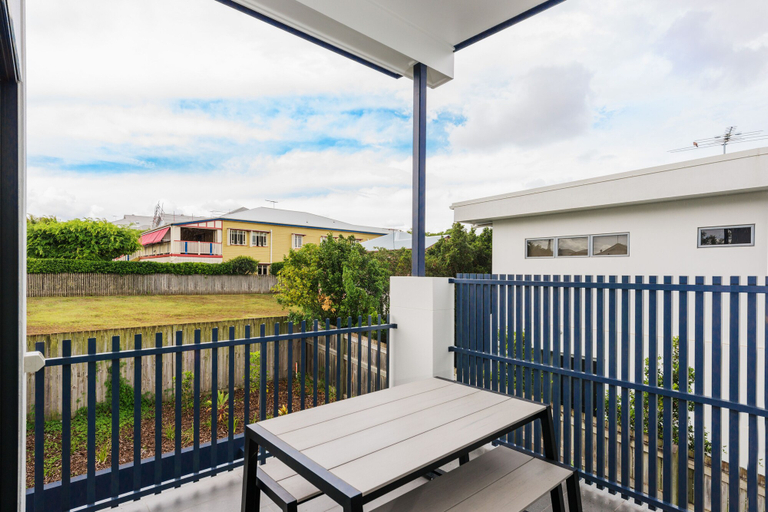Others 5, Oxford Steps, Bulimba