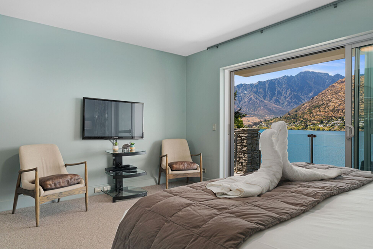 Bedroom 2, LAKE FRONT 3-BEDROOM APARTMENT WITH LAKE ACCESS, Queenstown-Lakes
