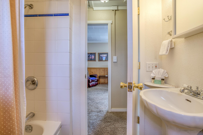 Bathroom 4, Blue Pelican, Clatsop