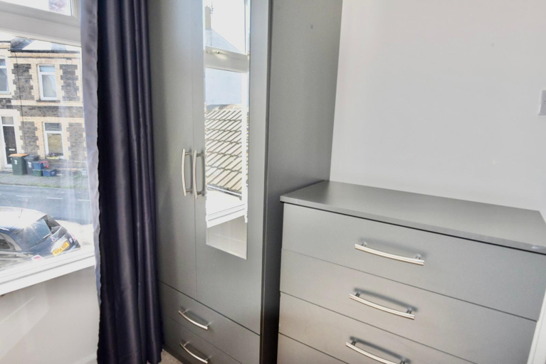 Others 4, Cheer full 4 Bedroom House Train Station, Newport